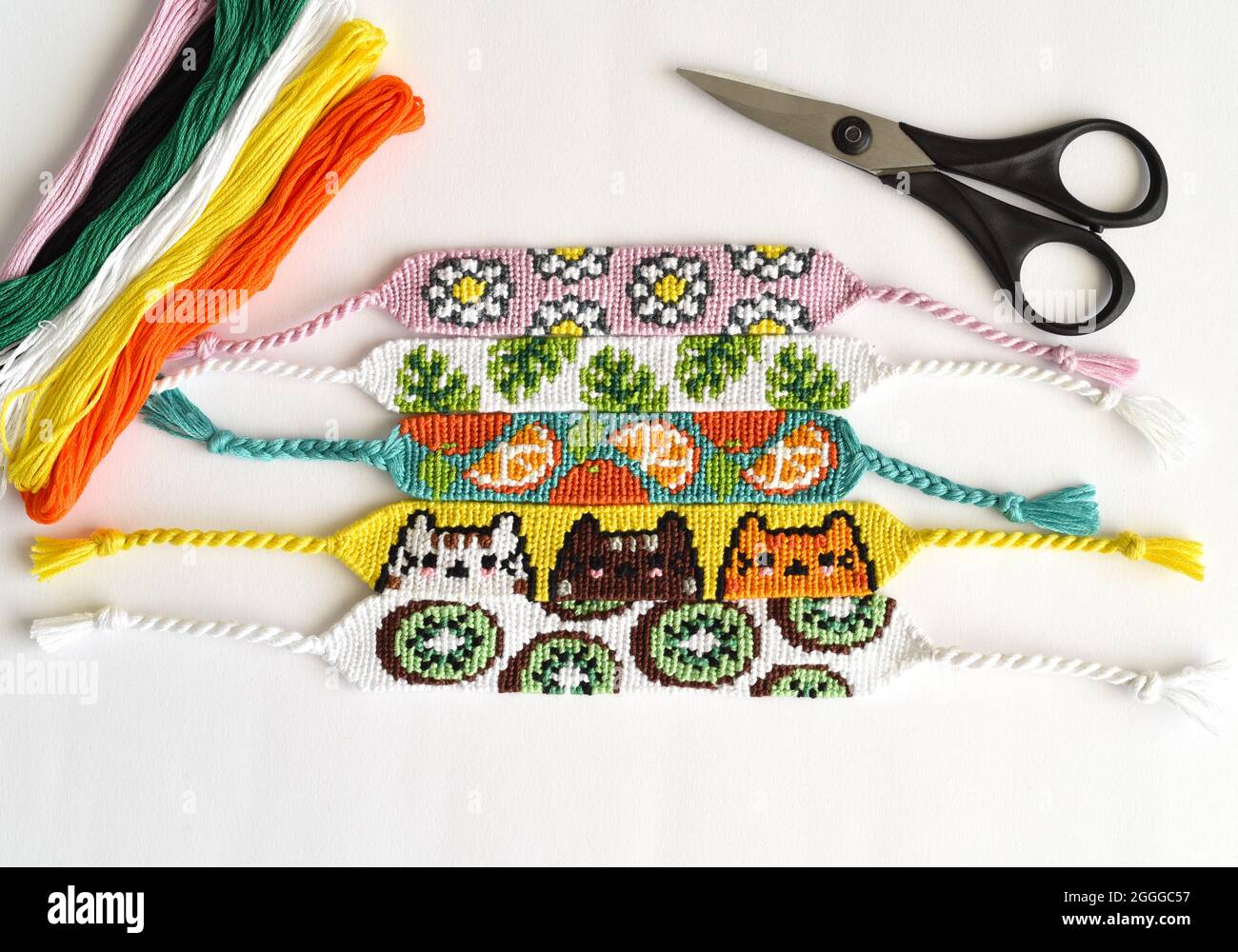 Bricolaje tejidos amistad pulseras hechas a mano de hilo bordado con nudos,  alfa patrones Fotografía de stock - Alamy