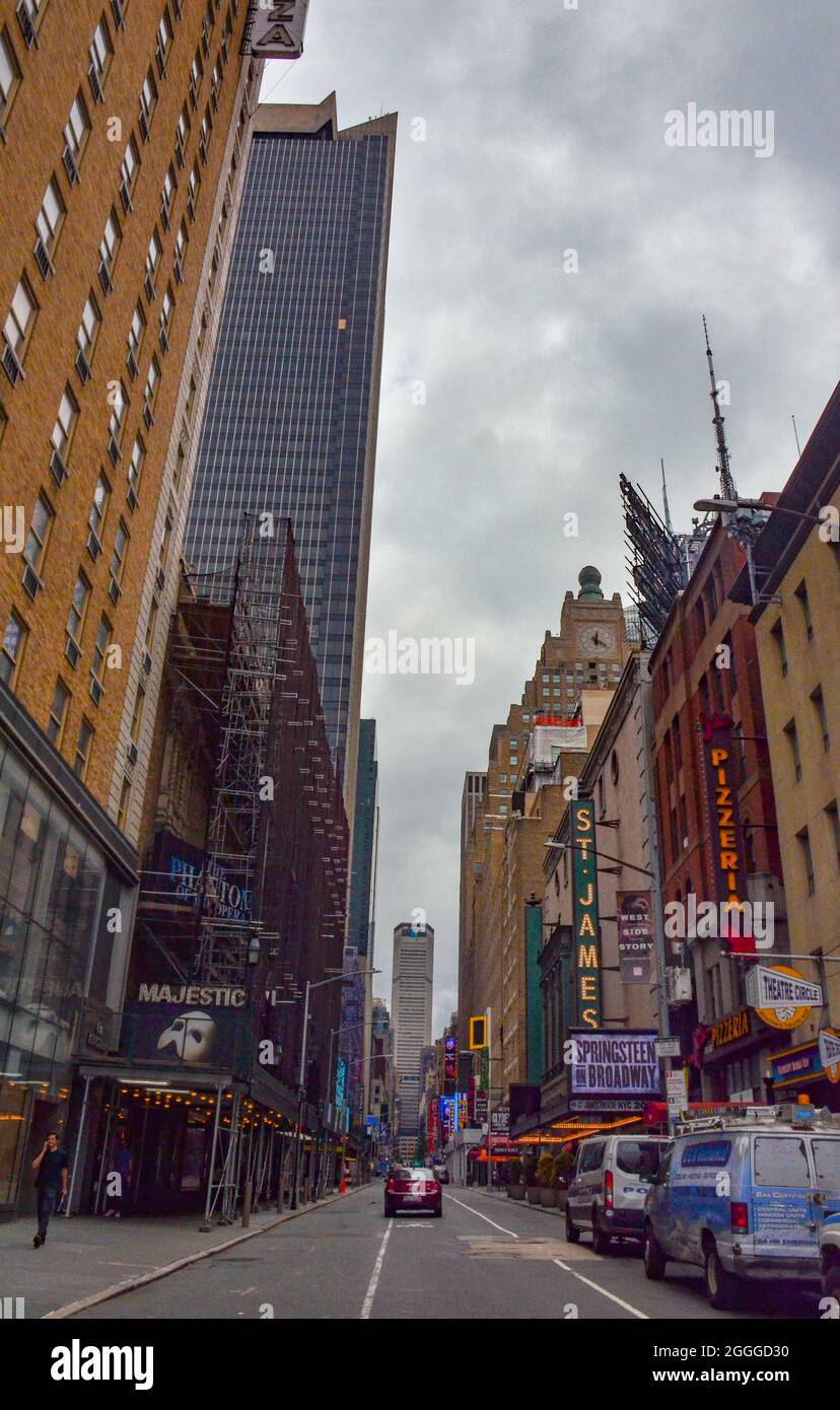 Vista de la calle de la ciudad de Nueva York en el distrito de Garment. 8th Avenue y W 44th Street. Nueva York, Nueva York, Estados Unidos. 19 de julio de 2021. Foto de stock