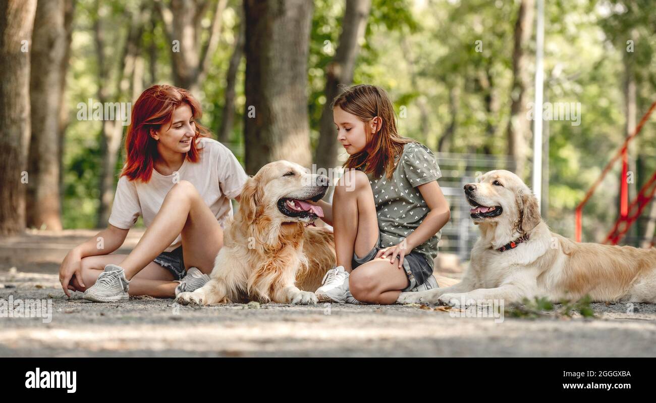 Chicas con perros perritos de oro Fotografía de stock - Alamy