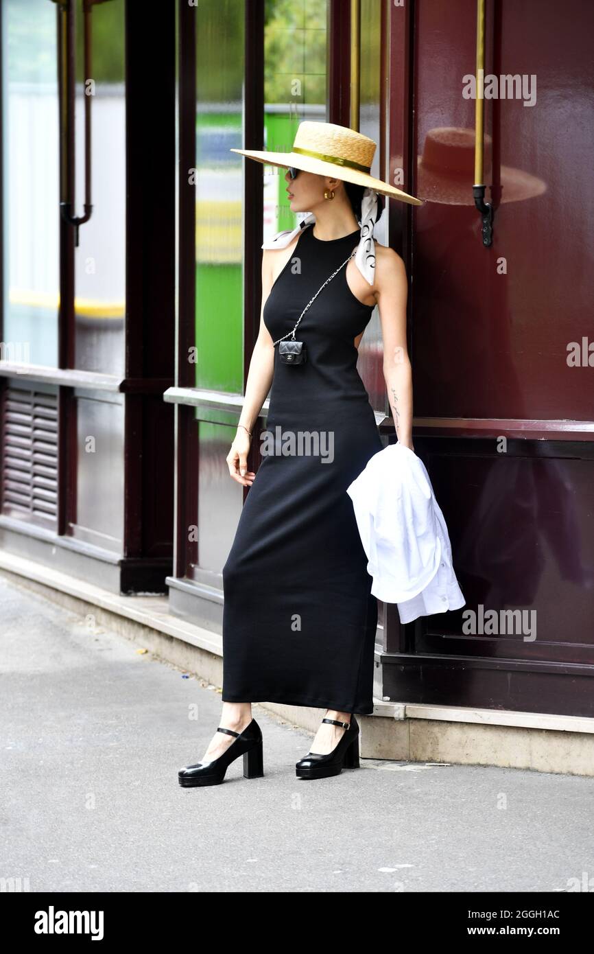 Invitado con un gran sombrero de paja - Streetyle en la Semana de la Moda  de París de alta moda - París - Francia Fotografía de stock - Alamy