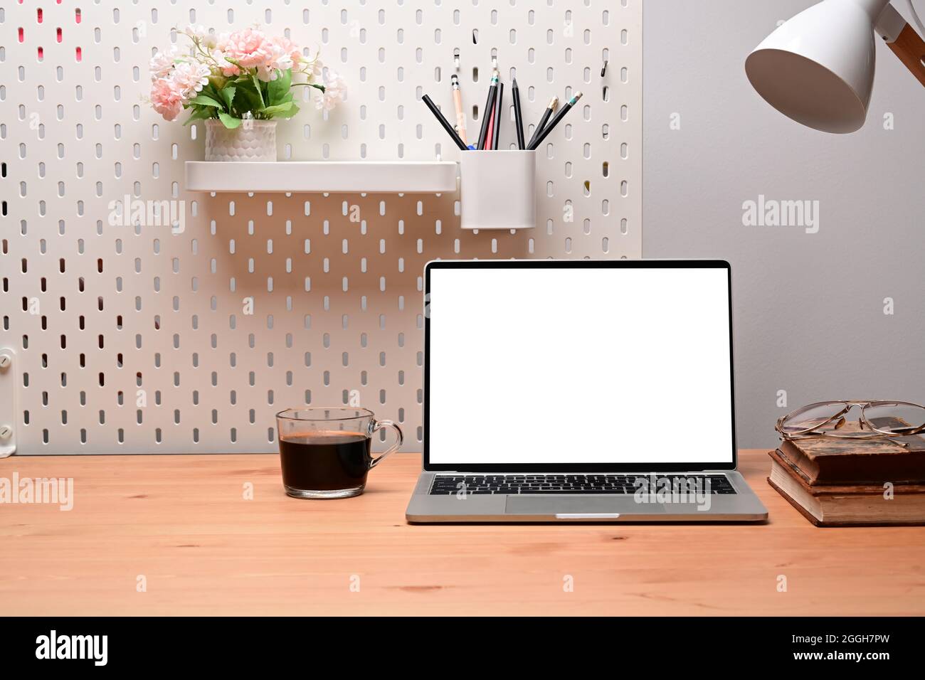 Vista frontal ordenador portátil, cafetera y libros en escritorio de madera  Fotografía de stock - Alamy