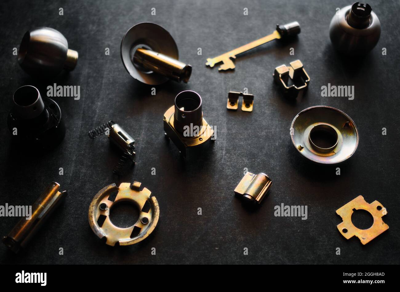 Las piezas de la cerradura de la puerta en el piso negro Fotografía de  stock - Alamy