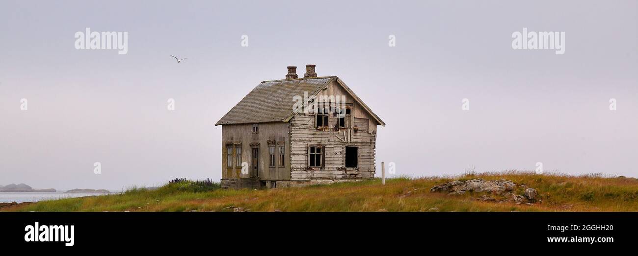 Antigua casa de abandono espeluznante en la isla Røst en Lofoten Noruega. Cultura noruega. Foto de stock