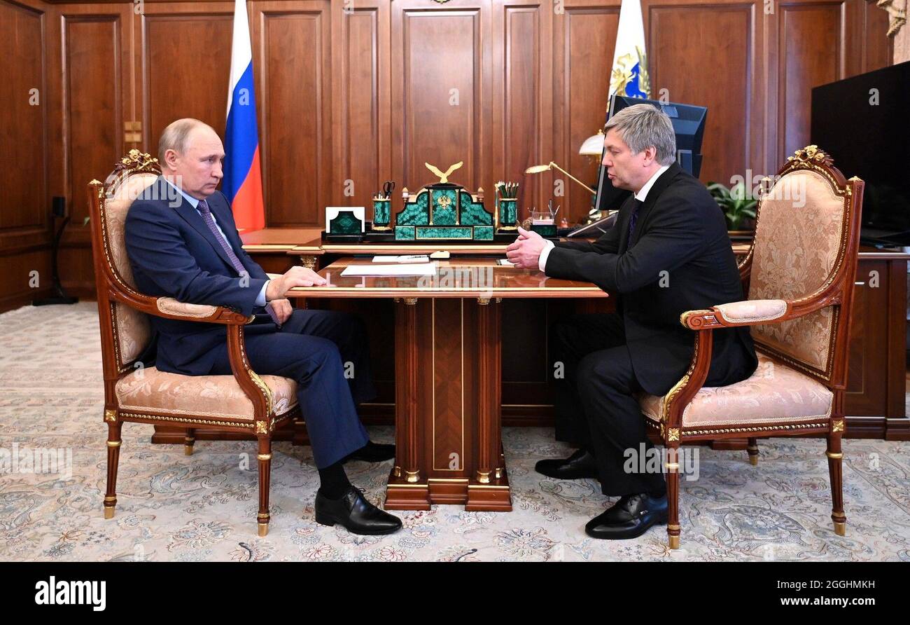 31 de agosto de 2021. - Rusia, Moscú. - El presidente ruso Vladimir Putin  (izquierda) y el gobernador