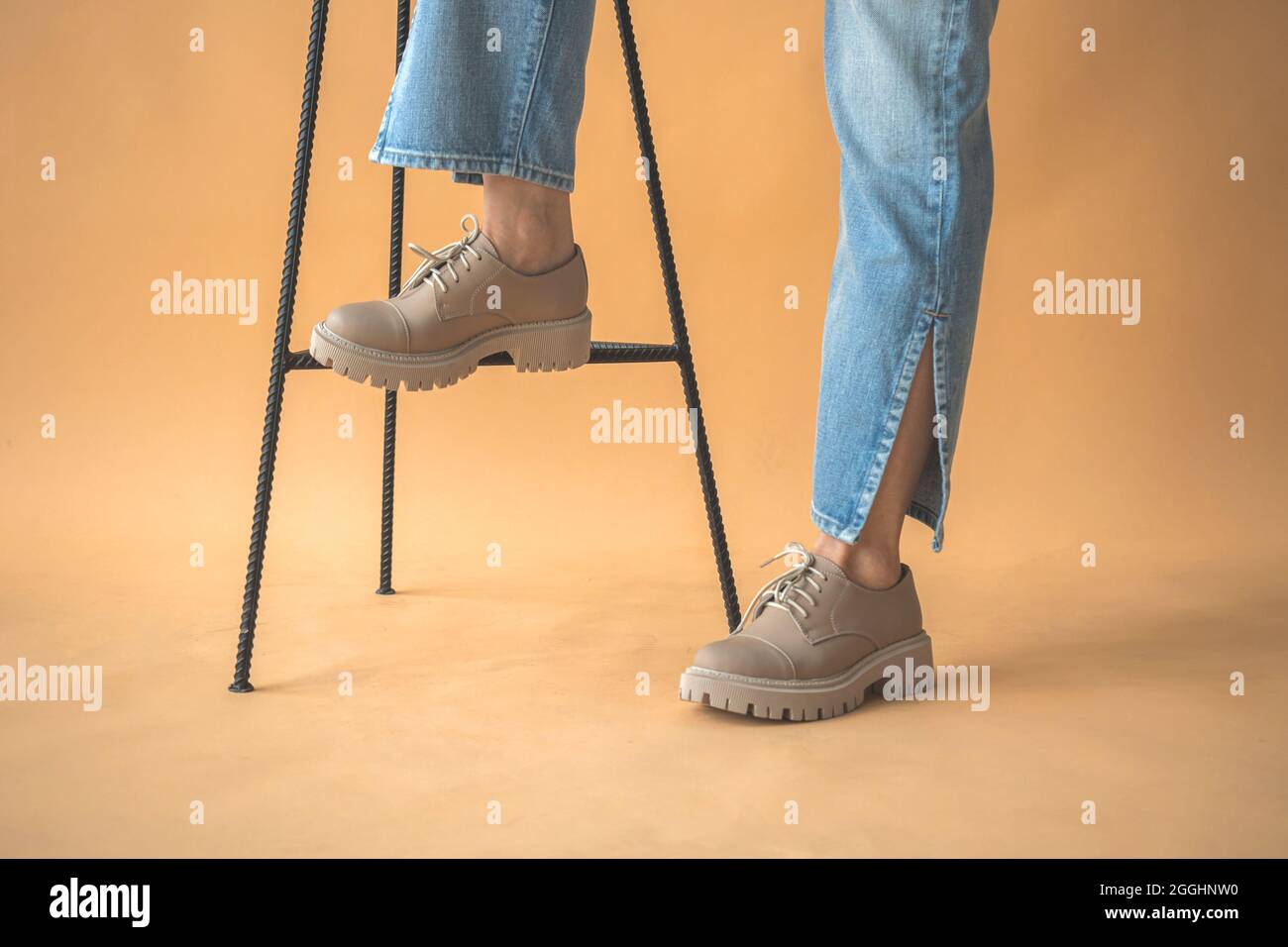 Chica en sneakers informales. Zapatos modernos en los pies de las mujeres con ropa denim. Estilo de vida y diseño moderno fondo Fotografía de stock - Alamy