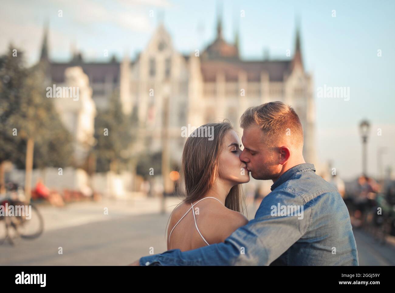 la pareja joven en la ciudad está besando Foto de stock