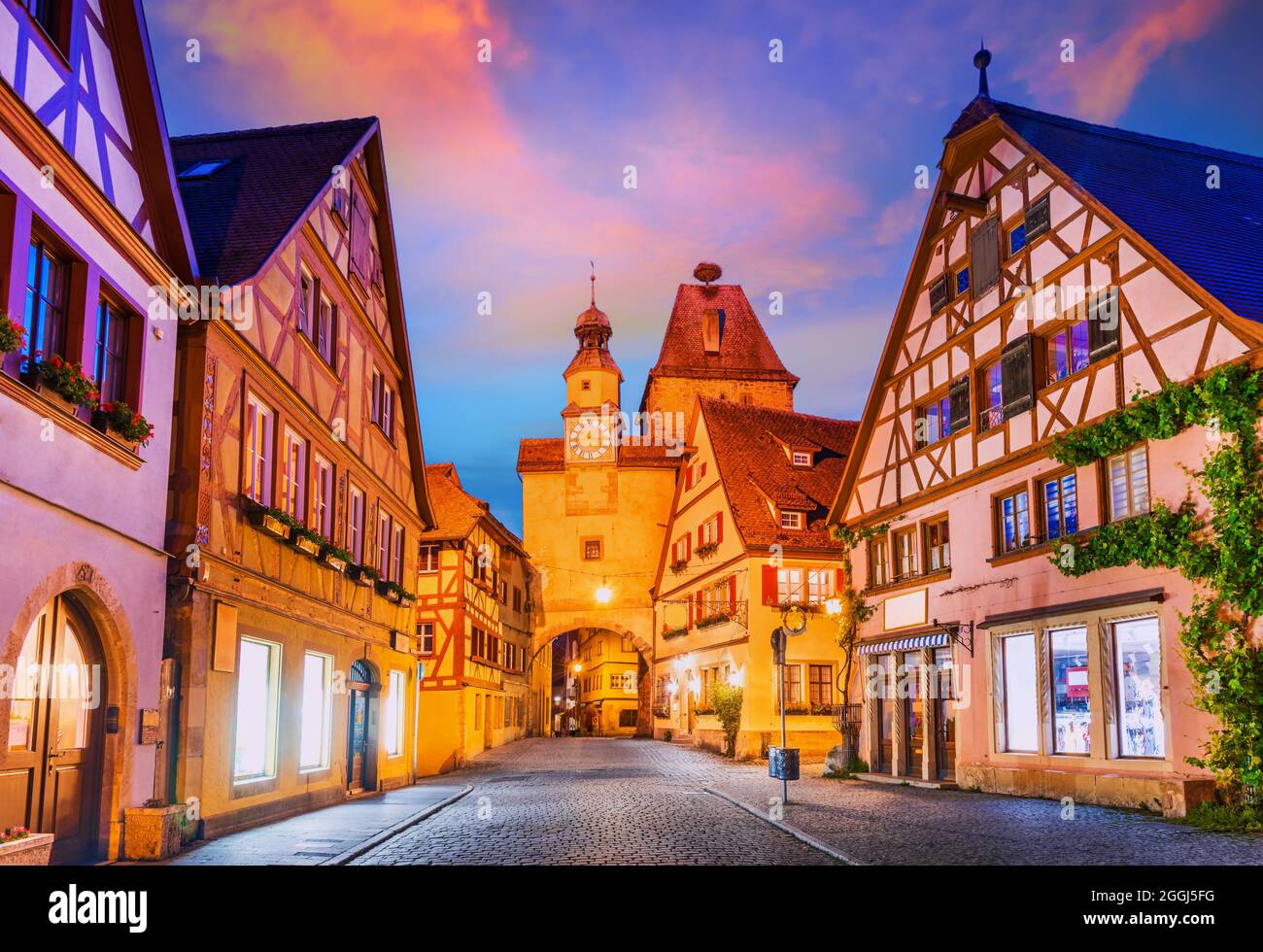 Rothenburg ob der Tauber, Alemania. Markus Torre puerta, hermosa calle con casas de madera bávara, Franconia en Baviera. Foto de stock