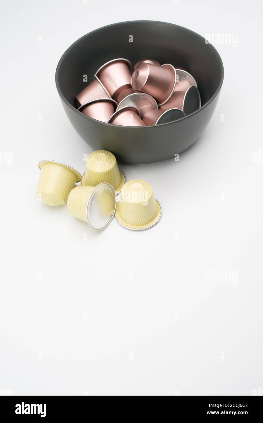 Cápsulas de café molido y asado con sistema Nespresso con espacio de texto  libre sobre fondo blanco Fotografía de stock - Alamy