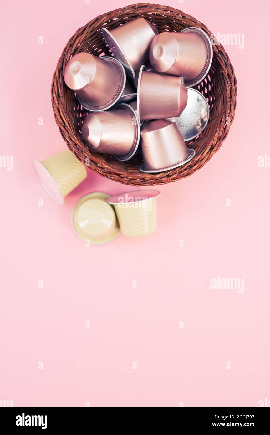 Sistema Nespresso cápsulas de café molido y asado con espacio libre de  texto sobre fondo rosa Fotografía de stock - Alamy
