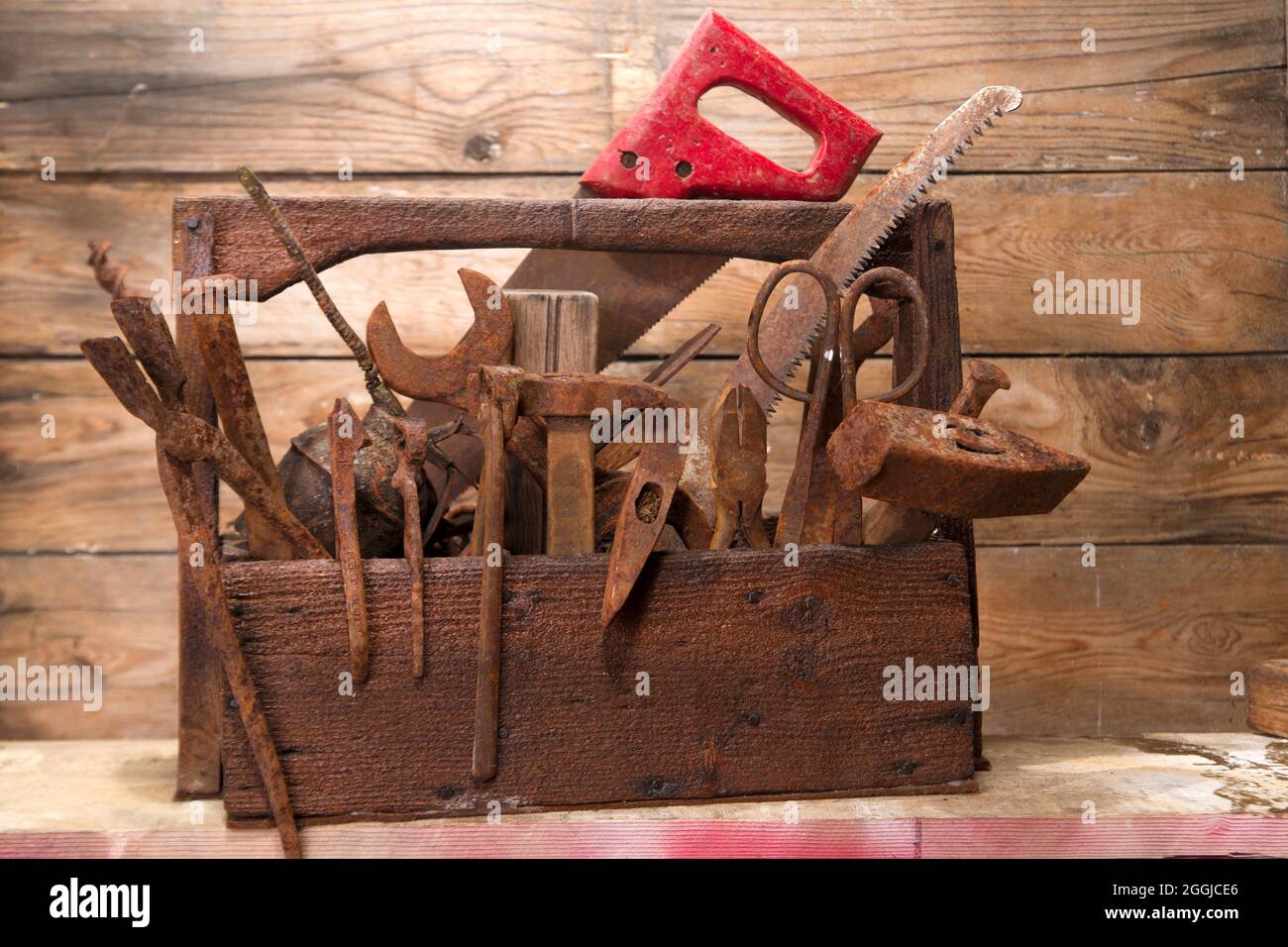 Antigua caja de madera con herramientas para carpintero artesano Fotografía  de stock - Alamy