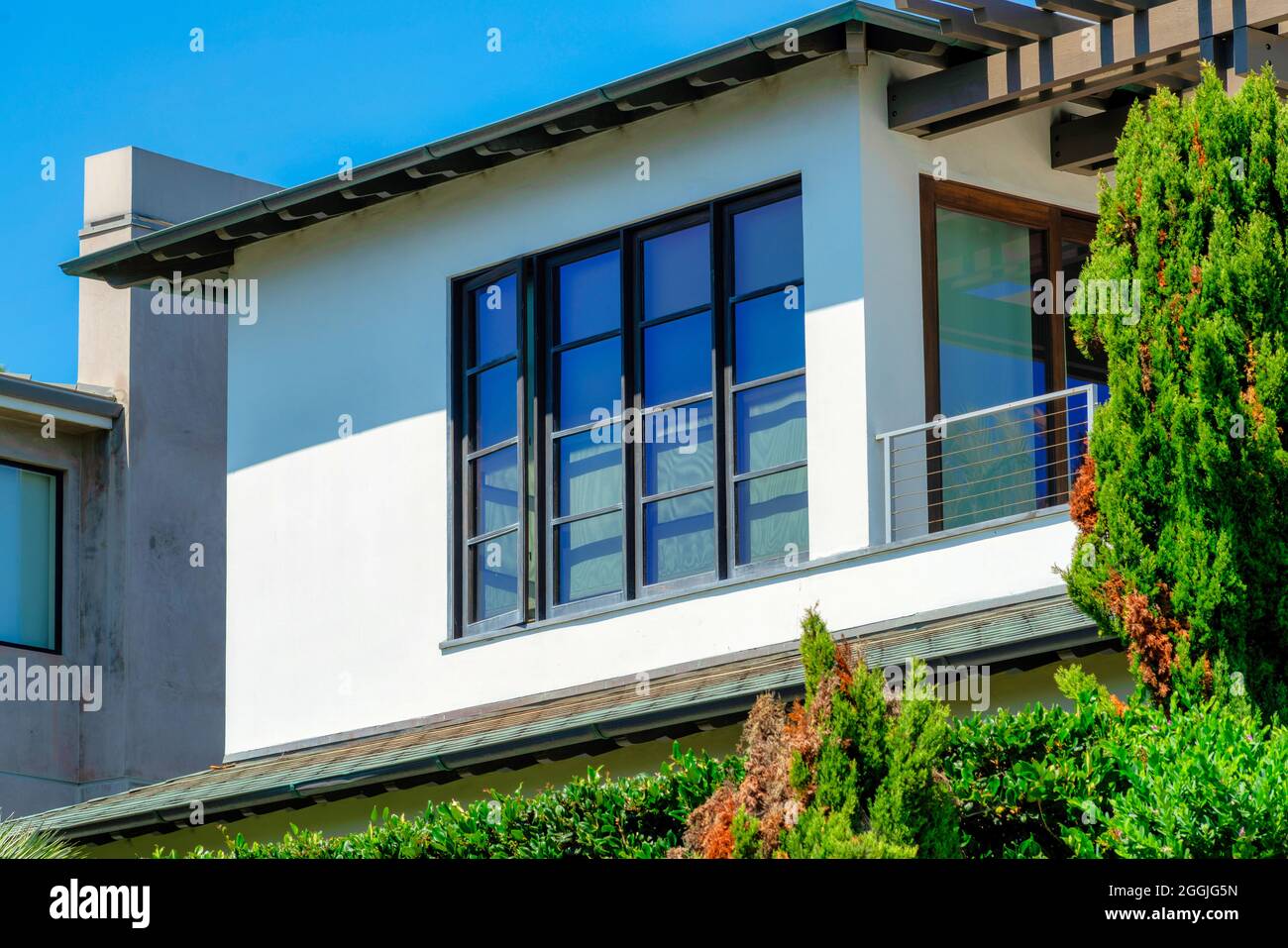 Primer plano del diseño exterior de la segunda planta de una casa blanca  con ventanas y balcón Fotografía de stock - Alamy