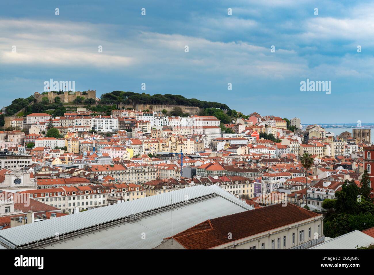 Hermosa vista del centro de la ciudad de Lisboa desde el mirador de Sao Pedro de Alcantara, con el centro de Pombaline y el Castillo de Sao Jorge. Foto de stock