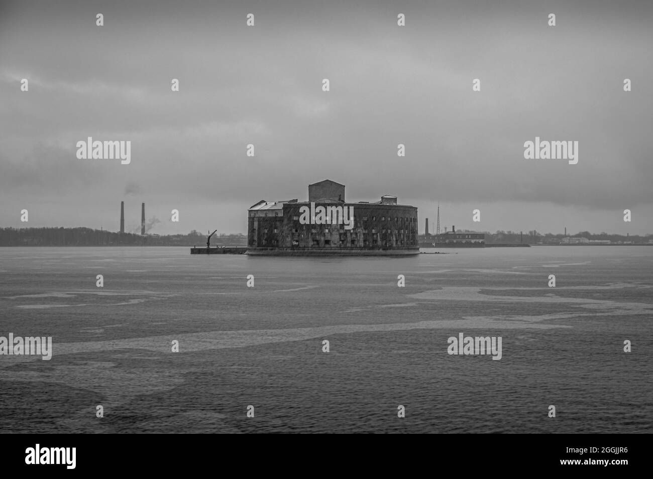 Fortaleza naval en el Golfo de Finlandia durante la lluvia. Fort Alexander / plague fort. Blanco y negro. Foto de stock