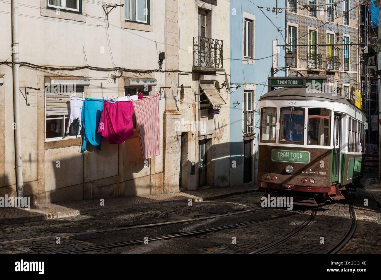 Lisboa, Portugal - 30 de abril de 2015: Un tranvía tradicional en una calle estrecha en el barrio de Alfama, en la ciudad de Lisboa, Portugal. Foto de stock