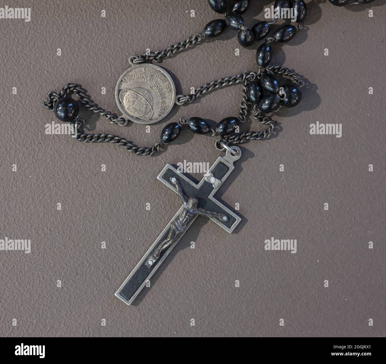 Primer plano de un hermoso rosario antiguo con una cruz para orar  Fotografía de stock - Alamy