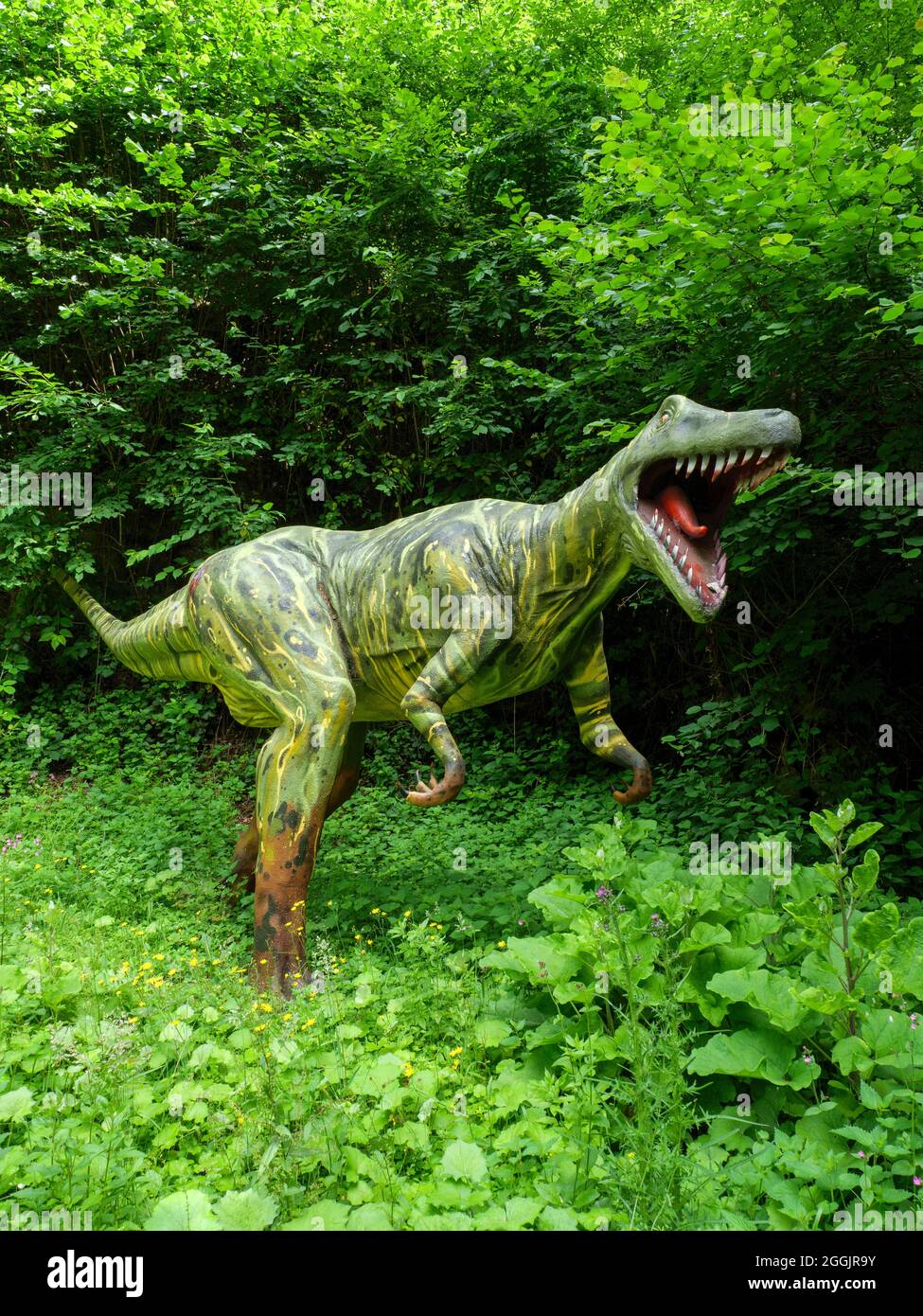 Huellas de dinosaurio, escultura de dinosaurio, Bad Essen, Tierra de Osnabruecker, Baja Sajonia, Alemania Foto de stock