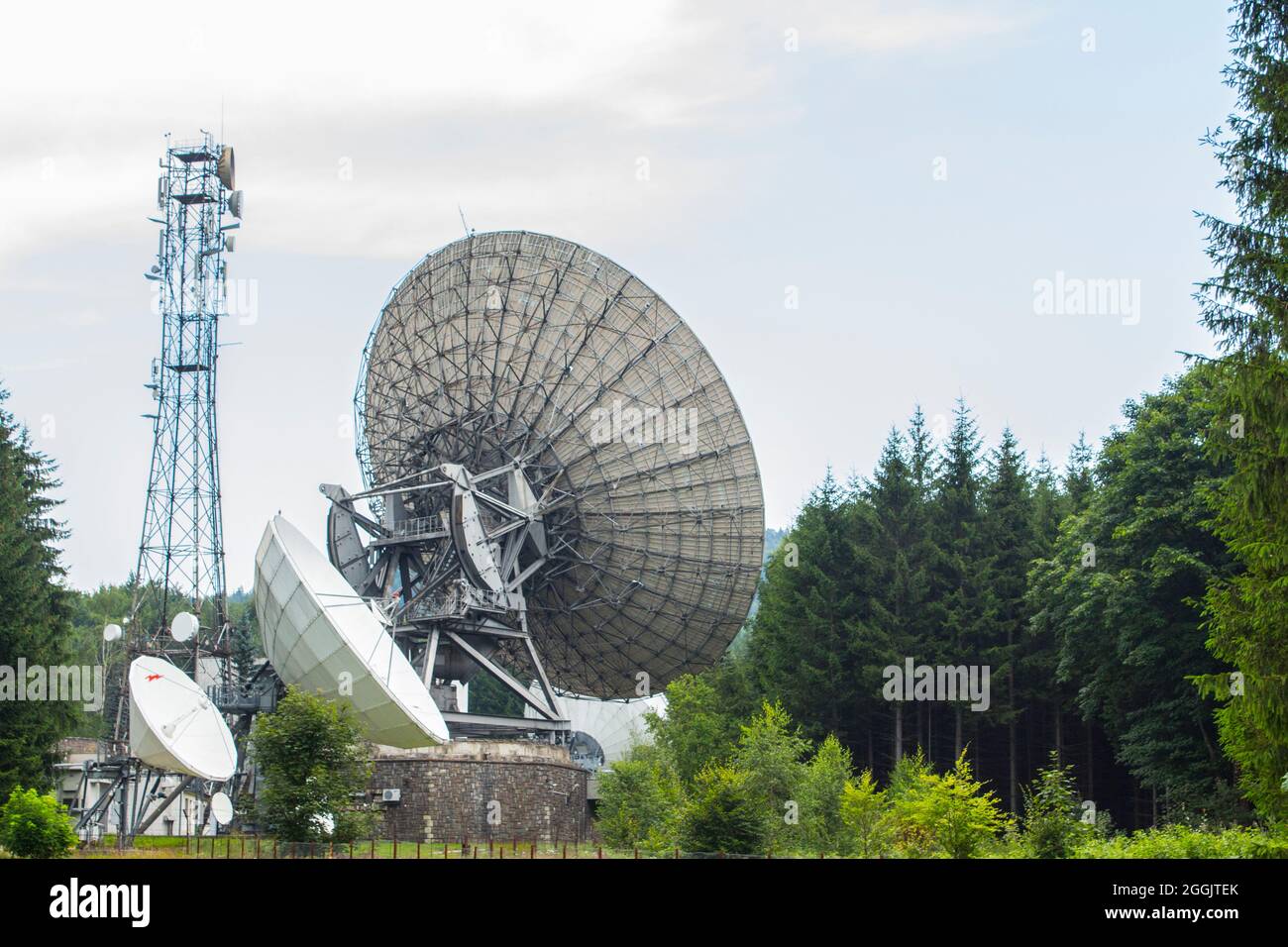 Una antena enorme para las señales de datos de telecomunicaciones internacionales y de satélite. Foto de stock
