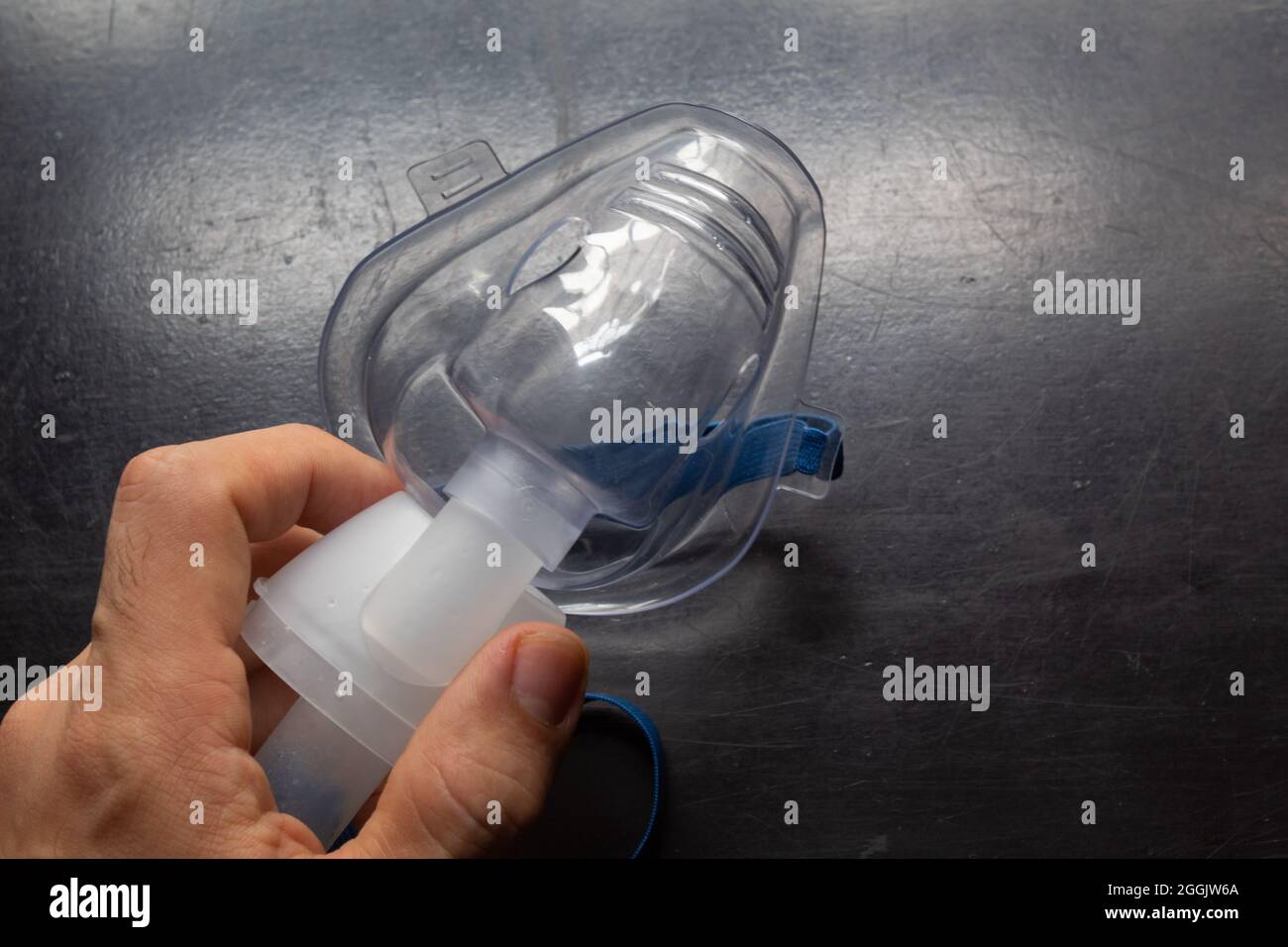 una mano que sostiene un nebulizador para tratar el asma Fotografía de  stock - Alamy