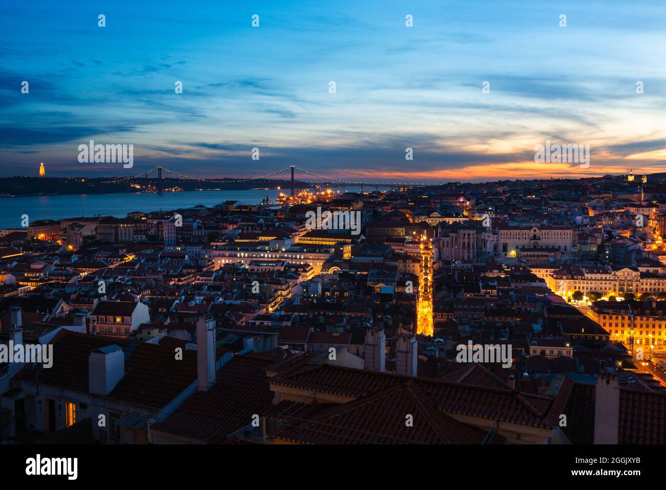 Vista panorámica panorámica panorámica del centro de la ciudad de Lisboa al atardecer, con el río Tajo al fondo, en Portugal. Foto de stock