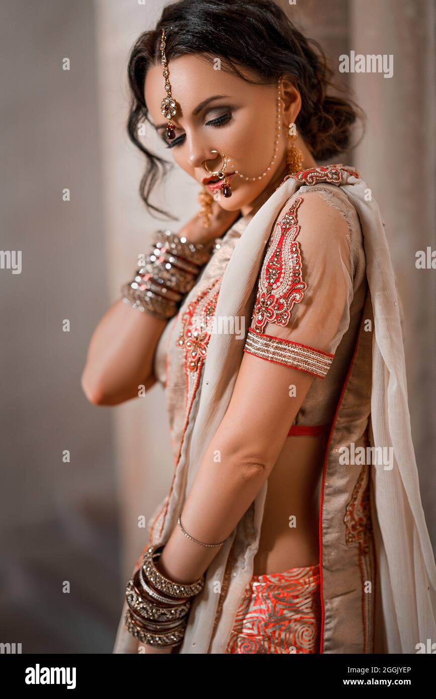 Hermosa mujer caucásica con ropa y joyas indias Fotografía de stock - Alamy