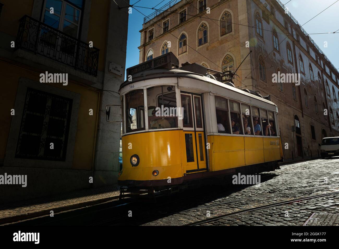 Lisboa, Portugal - 21 de julio de 2015: Un tranvía tradicional en una calle en el barrio de Chiado, en la ciudad de Lisboa, Portugal. Foto de stock