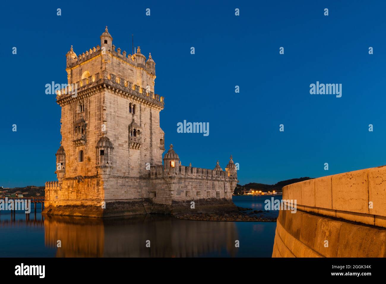 Vista de la emblemática Torre de Belem (Torre de Belem) a orillas del río Tajo, en la ciudad de Lisboa, Portugal. Foto de stock