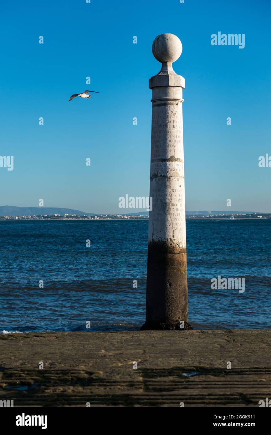 Vista de la Cais das Colunas en la orilla del río Tajo en la ciudad de Lisboa, Portuagl Foto de stock