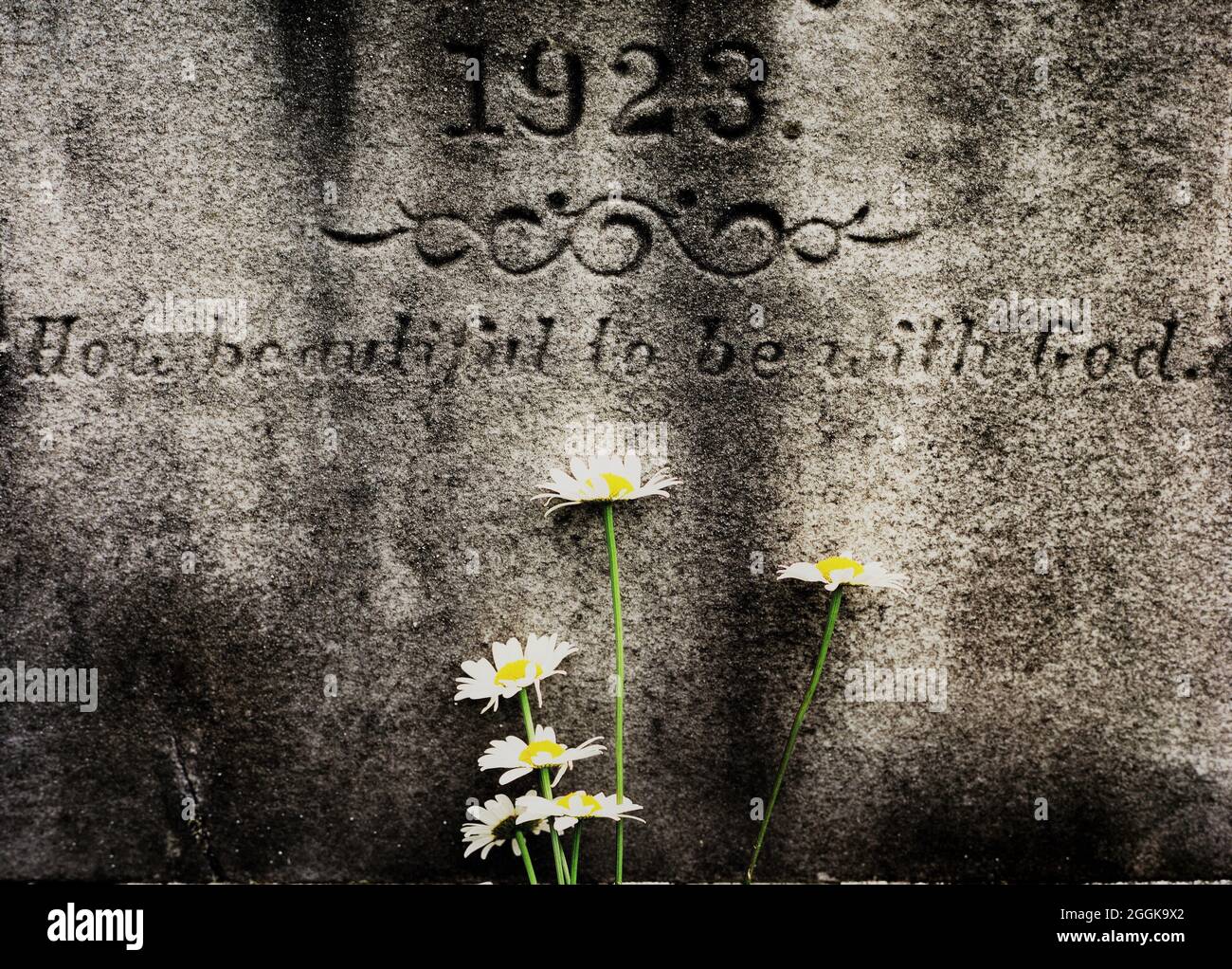 Lápida del cementerio de Nueva Inglaterra con epitafio y flores Foto de stock