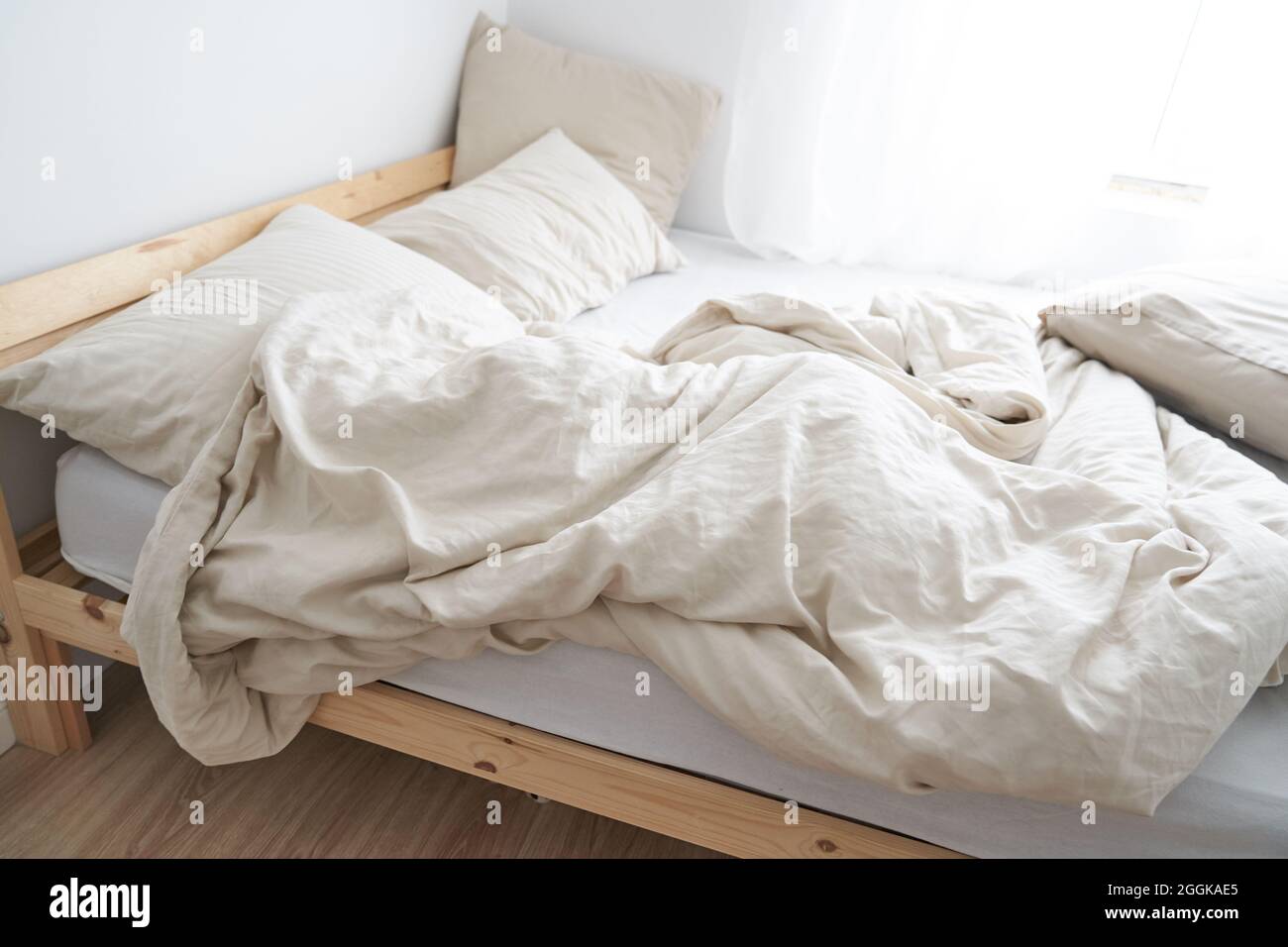 Una cama en el interior de la habitación. Vista superior. La cama no está  hecha. Color beige. Fotografías de alta calidad Fotografía de stock - Alamy
