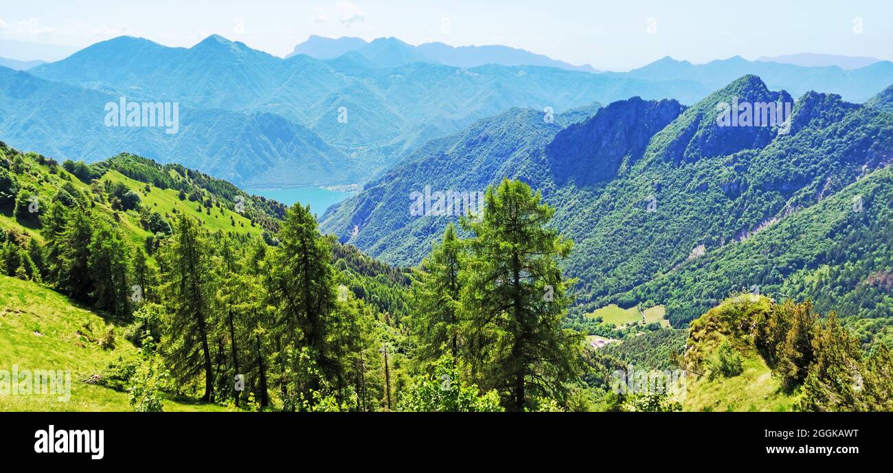 Vista desde Passo del Mare sobre las montañas boscosas hasta el lago Idro, Italia, Lombardía, Región de Idrosee, Passo del Mare Foto de stock