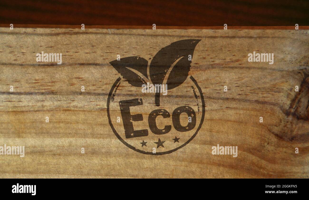 Sello ecológico impreso en caja de madera. Concepto de ecología, medio ambiente y clima. Foto de stock