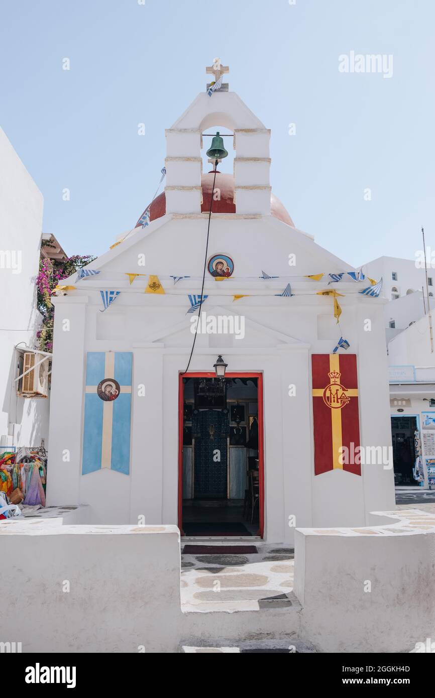 Mykonos Town, Grecia - 24 de septiembre de 2019: Fachada de la iglesia  abierta con una cúpula pintada de rojo en una calle de Hora (también  conocida como Mykonos Town), el isl