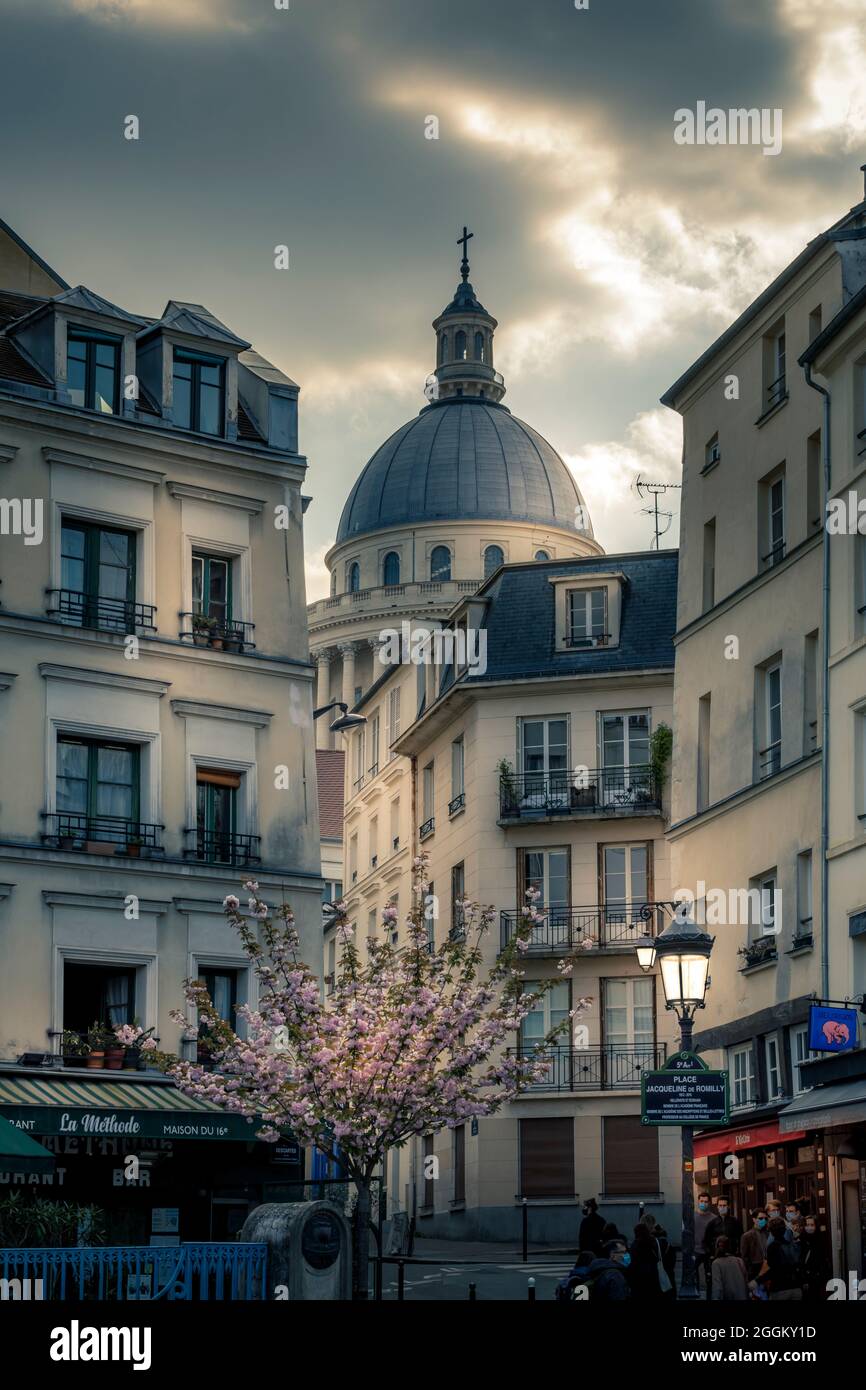París, Francia - 8 de febrero de 2021: Edificios Haussman en el barrio latino con el monumento del Panteón en el fondo en París Foto de stock