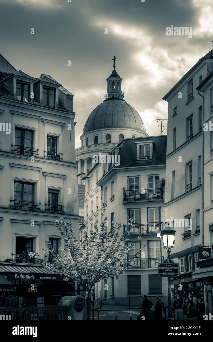 París, Francia - 8 de febrero de 2021: Edificios Haussman en el barrio latino con el monumento del Panteón en el fondo en París Foto de stock