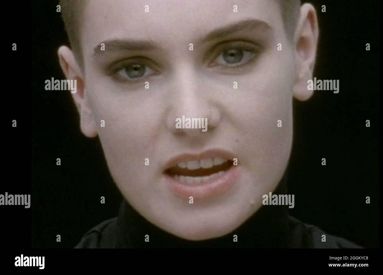 VÍDEOS MUSICALES CLÁSICOS. París, Francia, 1990. Sinead O'Connor en el  icónico video de su canción 'Nada se compara a ti' (©Chrysalis). La canción  fue escrita por Prince y producida por Nellee Hooper.