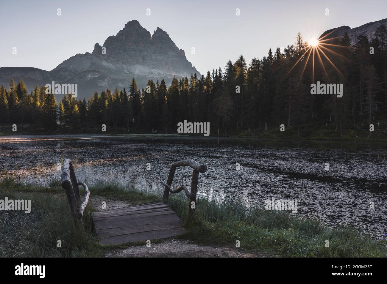 Los Tres Picos se elevan detrás del Lago Antorno. Foto de stock