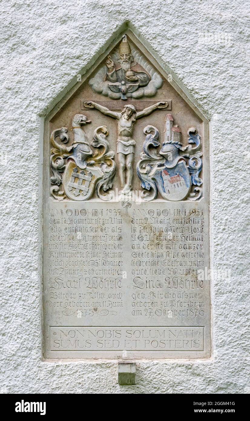 Alemania, Baden-Wuerttemberg, Blaustein-Lautern, lápida de Karl Wöhrle, escultor 1873-1937 y Lina Wöhrle 1876-1951 en la pared exterior de la Ev. Iglesia de Nuestra Señora en Lautern. Foto de stock