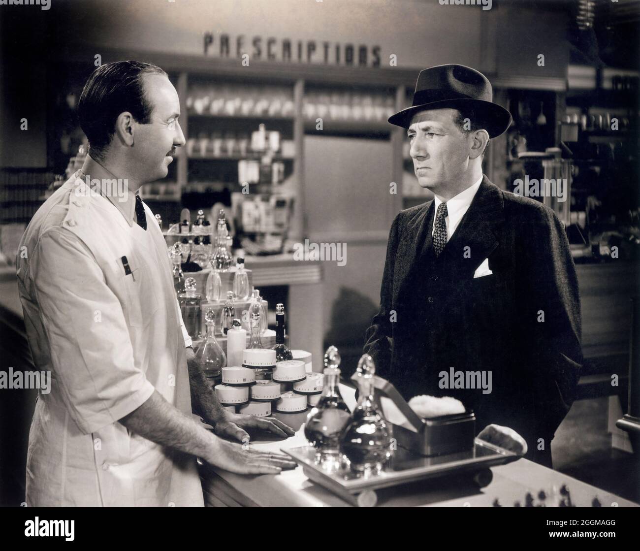 Egon Brecher, Charles Arnt, en el set de The Film Short, 'Buyer Beware', MGM, 1940 Foto de stock