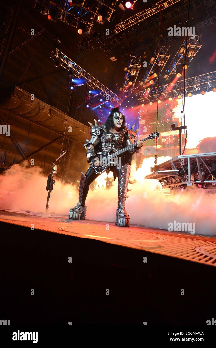 TAMPA BAY, FL - 28 DE JULIO: Gene Simmons, de KISS actúa en el escenario en el anfiteatro 1-800-ASK-GARY el 28 de julio de 2012 en Tampa Bay, Florida. Personas: Gen Simmons Crédito: Storms Media Group/Alamy Live News Foto de stock