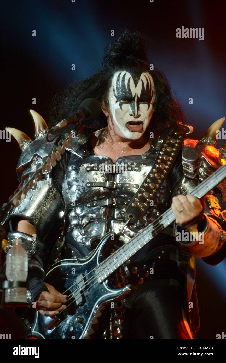 TAMPA BAY, FL - 28 DE JULIO: Gene Simmons, de KISS actúa en el escenario en el anfiteatro 1-800-ASK-GARY el 28 de julio de 2012 en Tampa Bay, Florida. Personas: Gen Simmons Crédito: Storms Media Group/Alamy Live News Foto de stock