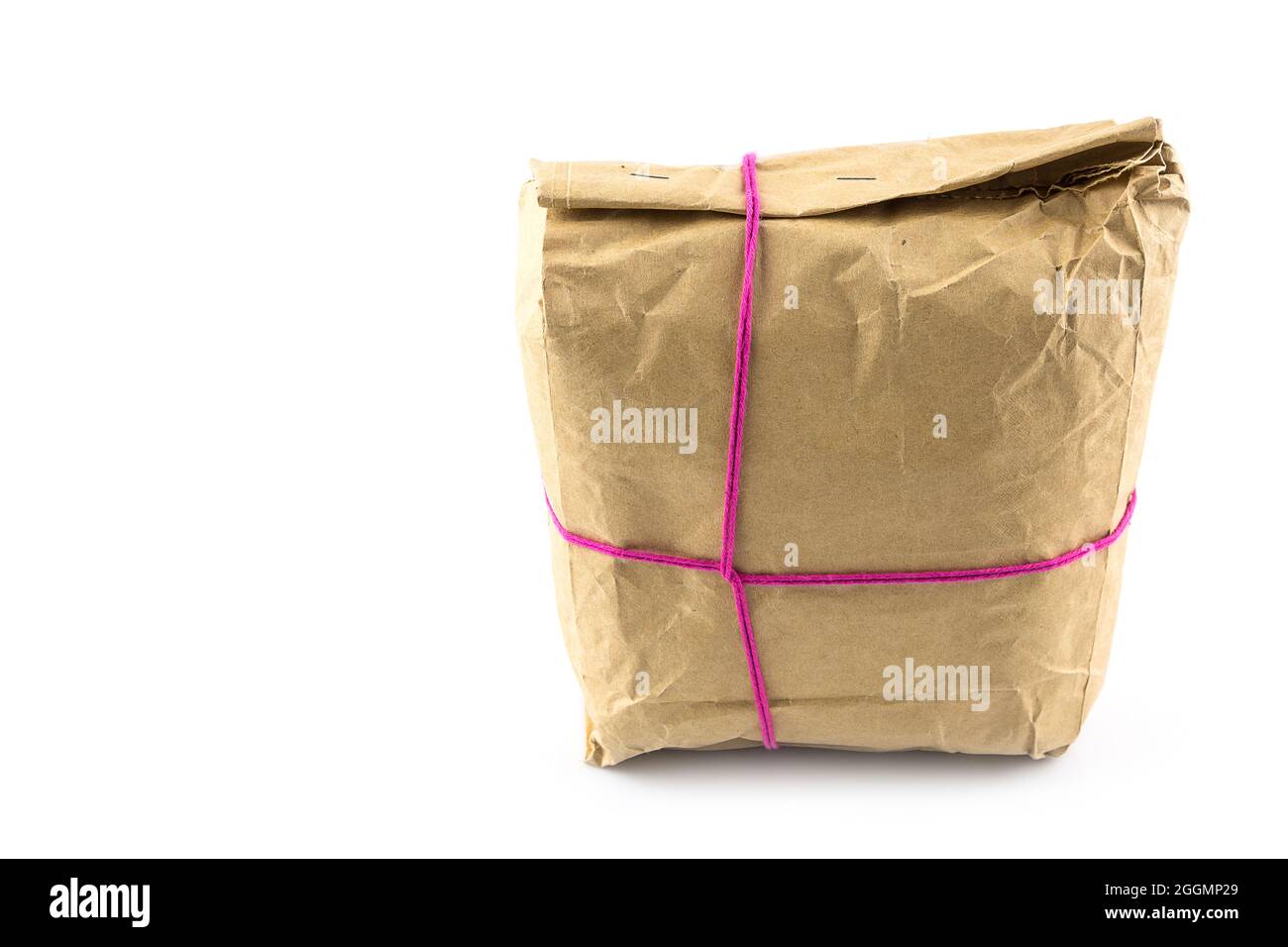 Paquete envuelto en papel marrón, atado con cuerda rosa aislada sobre fondo  blanco preparar para enviar Fotografía de stock - Alamy