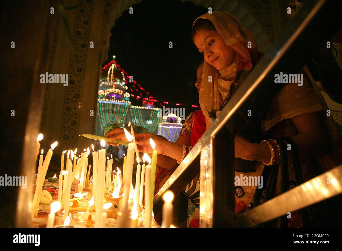 Un devoto sikh indio adora con ocasión del festival Gurupurab en Bangla saheb Gurudwara el jueves en Nueva Delhi, India. Foto de stock