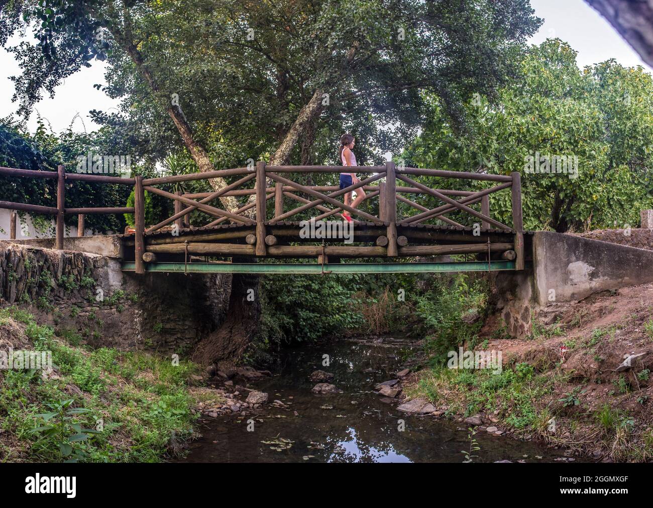 Niña que cruza el puente internacional más corto del mundo de El Marco Niña que cruza el puente internacional más corto del mundo de El Marco
