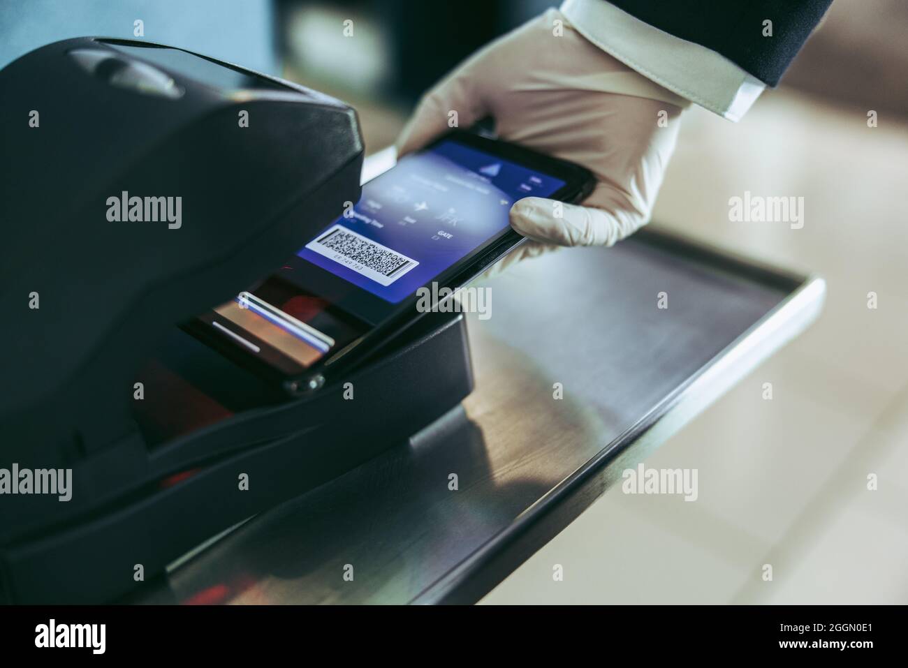 Escaneo de la tarjeta de embarque en el teléfono móvil en el mostrador