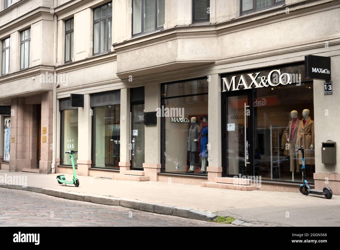 Riga, Letonia. Agosto de 2021. Una vista de las ventanas de la tienda de marca Max & Co. En el centro de la ciudad Foto de stock