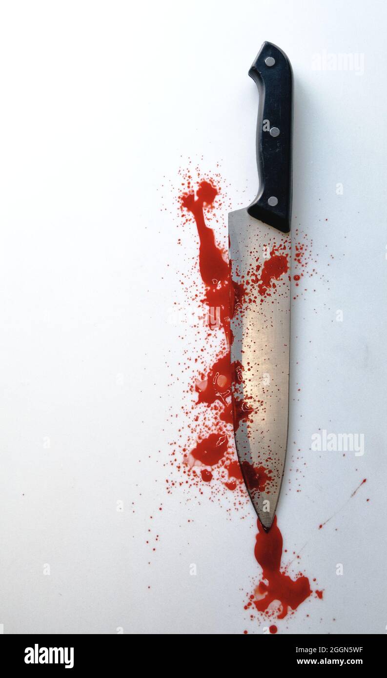 cuchillo de cocina tallado con sangre en su hoja, fondo blanco (portada de  libro Fotografía de stock - Alamy