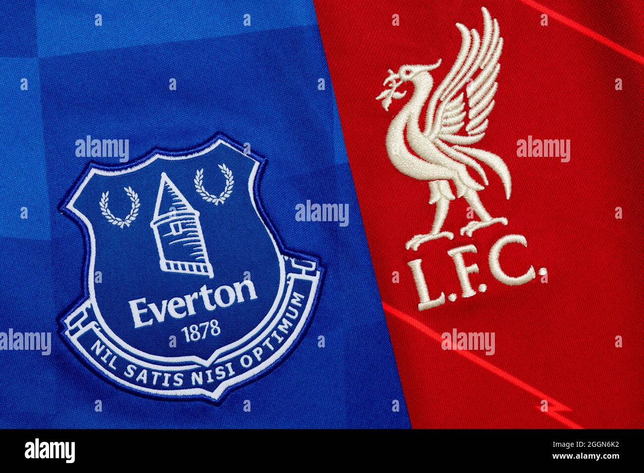 Primer plano de Liverpool y Everton Club Crest Foto de stock