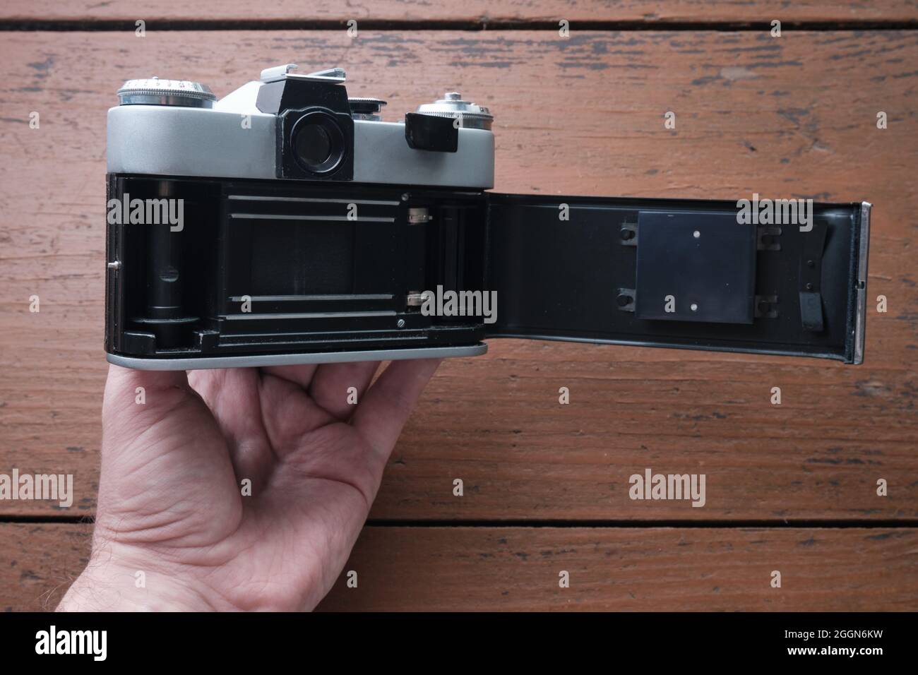 Antigua cámara de película metálica de 35 mm, primer plano. El