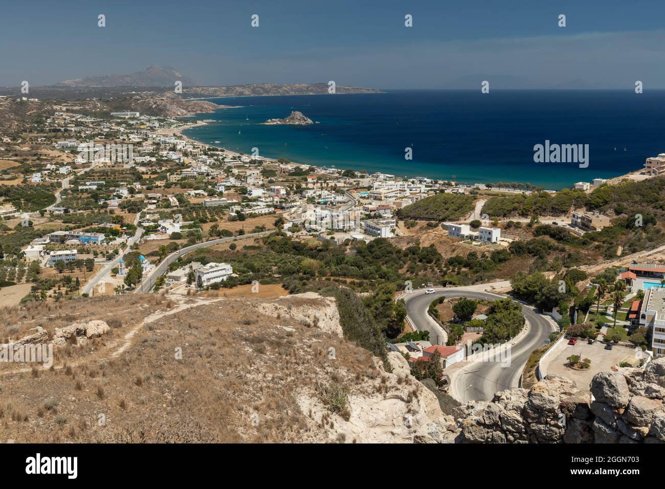 Vista panorámica de la bahía de Kamari desde el Castillo de Kefalos, Kefalos, Kos, Islas Dodecanesas, Grecia Foto de stock