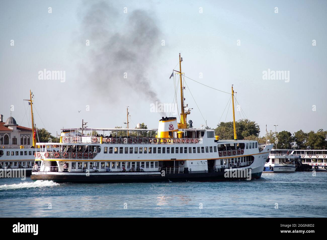 Ferry en el Estrecho del Bósforo, Estambul, Turquía Foto de stock